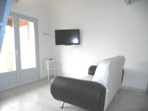 Televízia a/alebo spoločenská miestnosť v ubytovaní Pavillon rénové avec terrasse, à 15m de la mer, 5 couchages, parking privé, proches commerces - FR-1-229-830