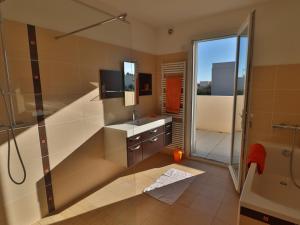 Fotografia z galérie ubytovania Villa climatisée indépendante avec jardin et WIFI, proche plage et commerces à Sète, quartier Villeroy - FR-1-472-176 v destinácii Sète