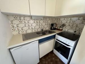 Kuchnia lub aneks kuchenny w obiekcie Studio Cabine avec Ascenseur, Proche Plage, Animaux Admis - FR-1-702-49