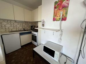 Kuchnia lub aneks kuchenny w obiekcie Studio Cabine avec Ascenseur, Proche Plage, Animaux Admis - FR-1-702-49