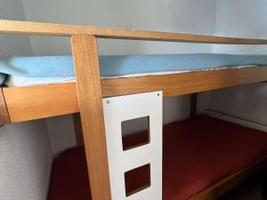 małe łóżko piętrowe w małym pokoju w obiekcie Studio Cabine avec Ascenseur, Proche Plage, Animaux Admis - FR-1-702-49 w Cap d'Agde