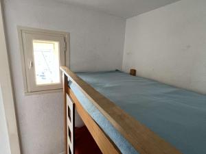 sypialnia z łóżkiem piętrowym i oknem w obiekcie Studio Cabine avec Ascenseur, Proche Plage, Animaux Admis - FR-1-702-49 w Cap d'Agde