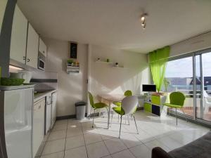 Kuchyňa alebo kuchynka v ubytovaní Appartement cosy à Carnac, 2 pièces, proche plages et thalasso, balcon sud, parking, animal accepté - FR-1-477-221