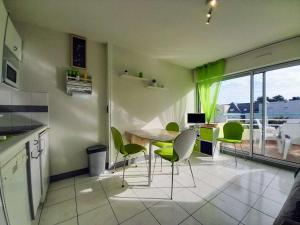 Kuchyňa alebo kuchynka v ubytovaní Appartement cosy à Carnac, 2 pièces, proche plages et thalasso, balcon sud, parking, animal accepté - FR-1-477-221
