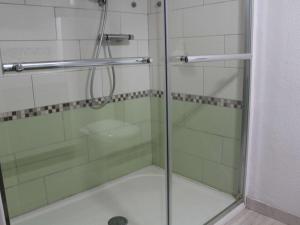 y baño con ducha y puerta de cristal. en Maison Port-la-Nouvelle, 2 pièces, 4 personnes - FR-1-229C-78, en Port-la-Nouvelle