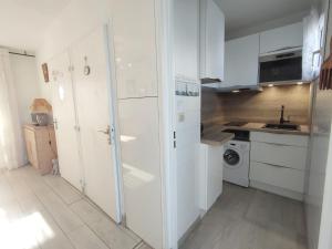 Kuchyňa alebo kuchynka v ubytovaní T1 au calme avec clim et parking privé - FR-1-503-171