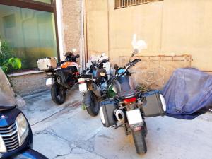 un par de motocicletas estacionadas al lado de un edificio en Palazzo Galati Palermo, en Palermo