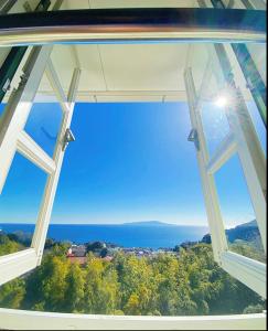 einem offenen Fenster mit Meerblick in der Unterkunft COCO TERRACE -Ocean View- in Ito