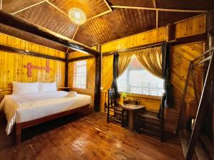 老街市H'mong Eco House的一间带床的卧室，位于一间有窗户的房间里