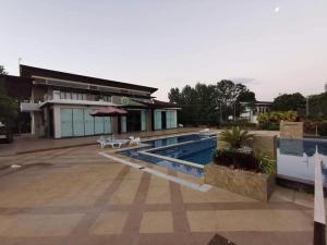 una piscina di fronte a un edificio di Floating Sanctuary Resort by Cocotel a Bulacan