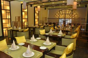 un ristorante con tavoli e sedie con cappelli di The HQ a Vasco da Gama