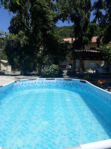 een groot zwembad met blauw water in een tuin bij Hotel Moderno in Aritzo