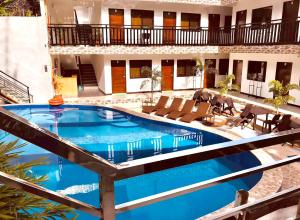 Bazén v ubytování Mountain View Garden Inn Coron nebo v jeho okolí