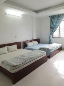 Un pat sau paturi într-o cameră la Nhà nghỉ Hà Giang