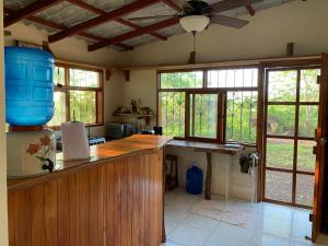 uma cozinha com um balcão com um balde azul em Casa Verde Vacation Garden Home em San Cristóbal