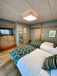 1 dormitorio con 2 camas en una habitación en Kihachikan South Nozawa Onsen, en Nozawa Onsen