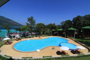 una gran piscina con sillas y sombrillas en Mountain Resort Koh Lipe, en Ko Lipe