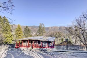 une petite maison avec un toit en étain dans l'établissement Pet-Friendly Grants Pass Home with Hot Tub!, à Grants Pass