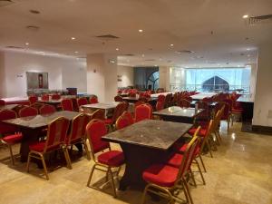 Hayah Diamond Hotel في المدينة المنورة: غرفة طعام بها طاولات وكراسي ونافذة كبيرة