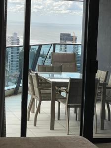 4 Bedroom Huge Sub Penthouse Oracle Level 31 Magnif VIEWS 260m2 Family Skyhome Sleeps 8 Adults and 2 Children, Sofa Bed Portacot, High Chair Central to Everything Resort Skyhome 5 STAR Luxury的阳台或露台