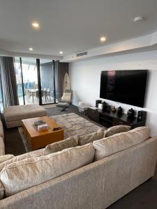 4 Bedroom Huge Sub Penthouse Oracle Level 31 Magnif VIEWS 260m2 Family Skyhome Sleeps 8 Adults and 2 Children, Sofa Bed Portacot, High Chair Central to Everything Resort Skyhome 5 STAR Luxury的电视和/或娱乐中心