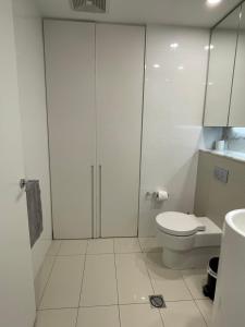 4 Bedroom Huge Sub Penthouse Oracle Level 31 Magnif VIEWS 260m2 Family Skyhome Sleeps 8 Adults and 2 Children, Sofa Bed Portacot, High Chair Central to Everything Resort Skyhome 5 STAR Luxury的一间浴室