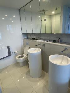 4 Bedroom Huge Sub Penthouse Oracle Level 31 Magnif VIEWS 260m2 Family Skyhome Sleeps 8 Adults and 2 Children, Sofa Bed Portacot, High Chair Central to Everything Resort Skyhome 5 STAR Luxury的一间浴室