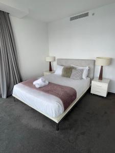 4 Bedroom Huge Sub Penthouse Oracle Level 31 Magnif VIEWS 260m2 Family Skyhome Sleeps 8 Adults and 2 Children, Sofa Bed Portacot, High Chair Central to Everything Resort Skyhome 5 STAR Luxury客房内的一张或多张床位