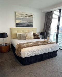 4 Bedroom Huge Sub Penthouse Oracle Level 31 Magnif VIEWS 260m2 Family Skyhome Sleeps 8 Adults and 2 Children, Sofa Bed Portacot, High Chair Central to Everything Resort Skyhome 5 STAR Luxury客房内的一张或多张床位