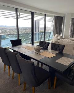 4 Bedroom Huge Sub Penthouse Oracle Level 31 Magnif VIEWS 260m2 Family Skyhome Sleeps 8 Adults and 2 Children, Sofa Bed Portacot, High Chair Central to Everything Resort Skyhome 5 STAR Luxury的休息区