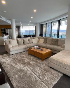 4 Bedroom Huge Sub Penthouse Oracle Level 31 Magnif VIEWS 260m2 Family Skyhome Sleeps 8 Adults and 2 Children, Sofa Bed Portacot, High Chair Central to Everything Resort Skyhome 5 STAR Luxury的休息区