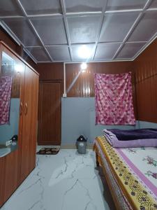 a room with a bed in a room with marble floors at Odyssey Stays Siikhe Lake in Hāpoli