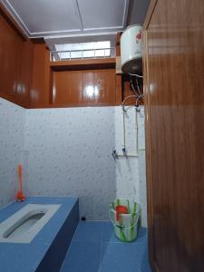a small kitchen with a blue counter and a sink at Odyssey Stays Siikhe Lake in Hāpoli
