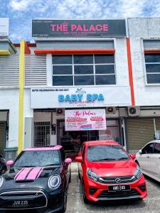 zwei Autos vor einem Baby Spa geparkt in der Unterkunft The Palace Guest House, Seri Gading Batu Pahat in Batu Pahat