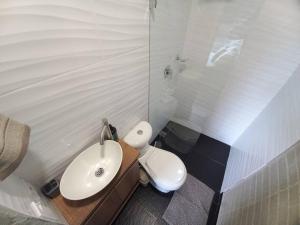 ein Badezimmer mit einem weißen WC und einem Waschbecken in der Unterkunft 702 Belen, Loft amazing view in Medellín