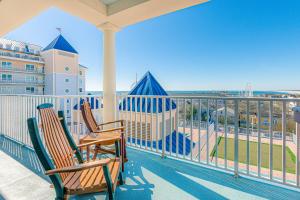 2 sillas en un balcón con vistas al océano en Belmont Towers 610, en Ocean City