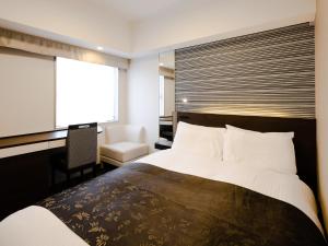 Postel nebo postele na pokoji v ubytování APA Hotel Nagoya Fushimi Ekikita