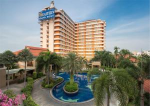 Blick auf ein Hotel mit Pool in der Unterkunft Eastern Grand Palace in Pattaya South