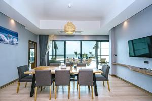 TV a/nebo společenská místnost v ubytování C&N Kho Khao Beach Resort - SHA Plus