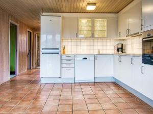 Kuchyň nebo kuchyňský kout v ubytování Holiday home Hjørring VIII