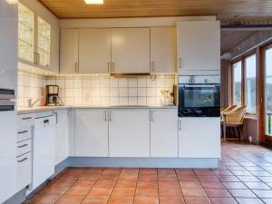 Kuchyň nebo kuchyňský kout v ubytování Holiday home Hjørring VIII