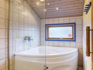Koupelna v ubytování Holiday home Hjørring VIII + 18 fotografií