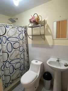 a bathroom with a toilet and a sink at DEPARTAMENTO AMOBLADO CERCANO A PLAYA in Ilo