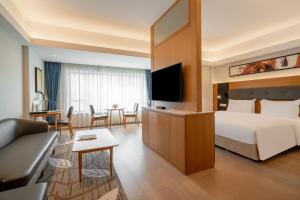 TV a/nebo společenská místnost v ubytování Holiday Inn Shanghai Hongqiao Central by IHG
