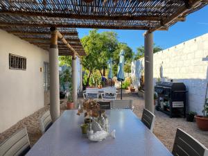 Un patio o zona al aire libre en The Mantarraya Outpost