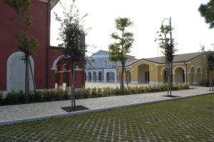 un edificio con árboles en medio de un patio en La Piazzetta, en Numana