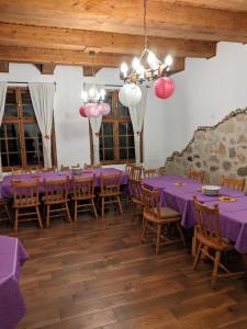 ein Esszimmer mit lila Tischen und Stühlen in der Unterkunft Cabana Serenade in Suceviţa