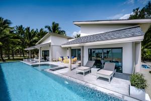 Bazén v ubytování C&N Kho Khao Beach Resort - SHA Plus nebo v jeho okolí