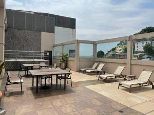 un patio con mesas y sillas en la parte superior de un edificio en Suite en Puerto Santana, en Guayaquil