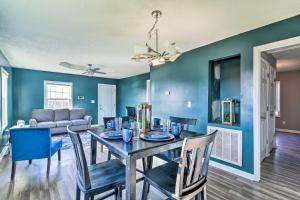 uma sala de jantar com paredes azuis e uma mesa e cadeiras em Walkable Hopkinsville Home with Yard! em Hopkinsville